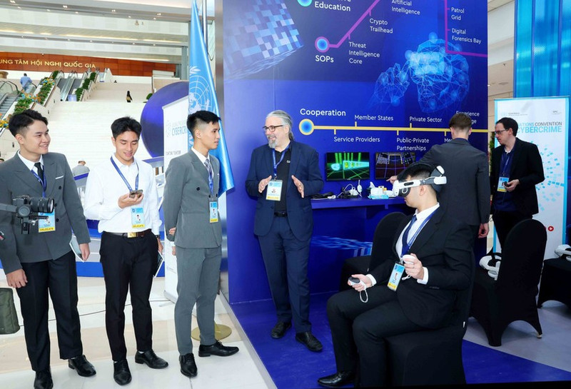 Delegados visitan el espacio de exhibición de tecnología de las Naciones Unidas durante la ceremonia de firma de la Convención de Hanói. (Foto: VNA)