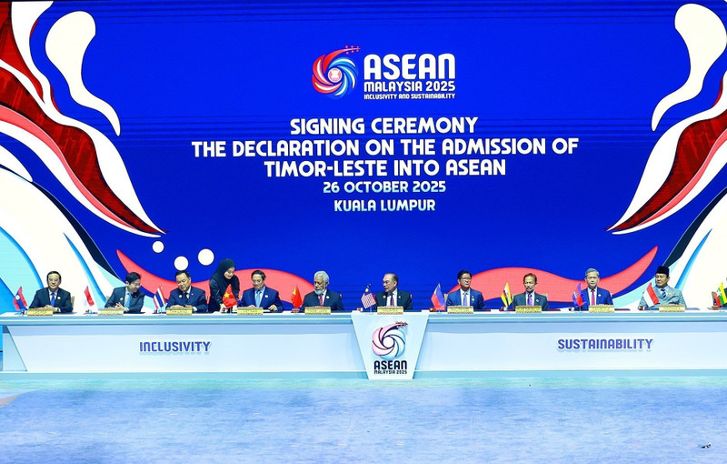 Escena de la firma de la Declaración sobre la Admisión de Timor Oriental a la Asean. (Foto: VNA)