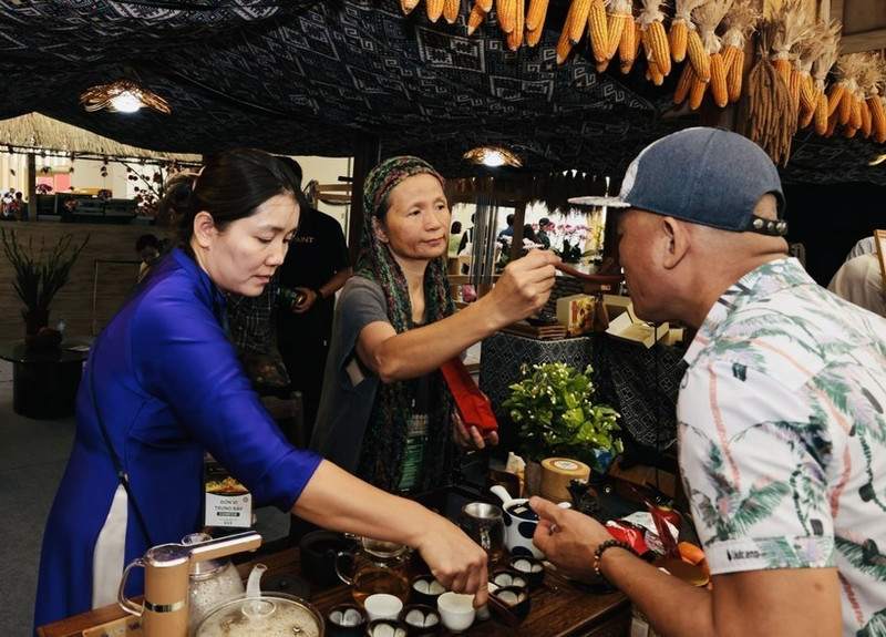 Un visitante disfruta del té en el stand de la provincia de Son La. (Foto: VNA)