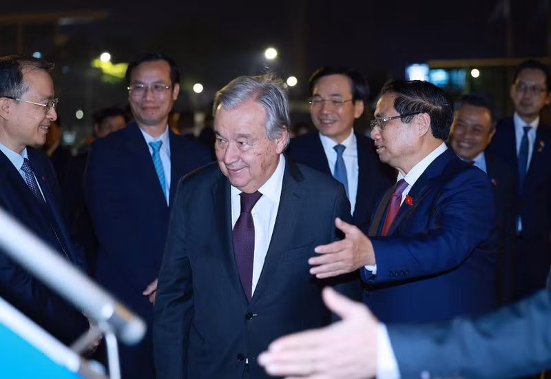 El primer ministro de Vietnam, Pham Minh Chinh, y el secretario general de la ONU, Antonio Guterres, parten de Hanói rumbo a Malasia para participar en la 47ª Cumbre de la Asean y las citas relacionadas. (Foto: VNA)