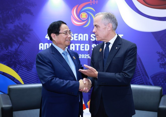 El primer ministro de Vietnam, Pham Minh Chinh, y su homólogo canadiense, Mark Carney. (Foto: VNA)