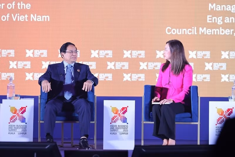 El primer ministro de Vietnam, Pham Minh Chinh, en el diálogo de alto nivel celebrado en el marco de la Cumbre de Negocios e Inversión de la Asean 2025. (Foto: VNA)