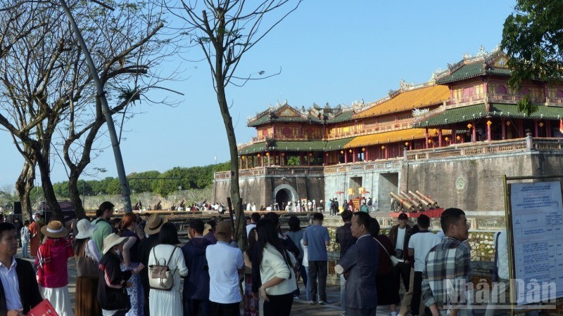 Turistas visitan un sitio histórico en Hue. (Foto: Nhan Dan)