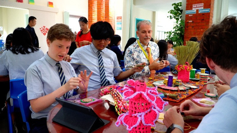 Estudiantes de séptimo a duodécimo grado de diferentes nacionalidades practican el arte del bordado a mano tradicional de los vietnamitas. (Fotografía: Nhan Dan)