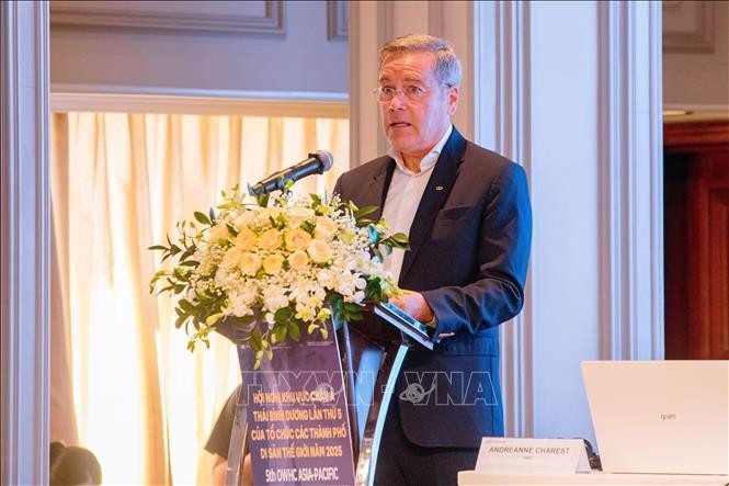 Mikhael de Thyse, secretario general de la Organización de las Ciudades del Patrimonio Mundial, interviene en el taller. (Foto: VNA)