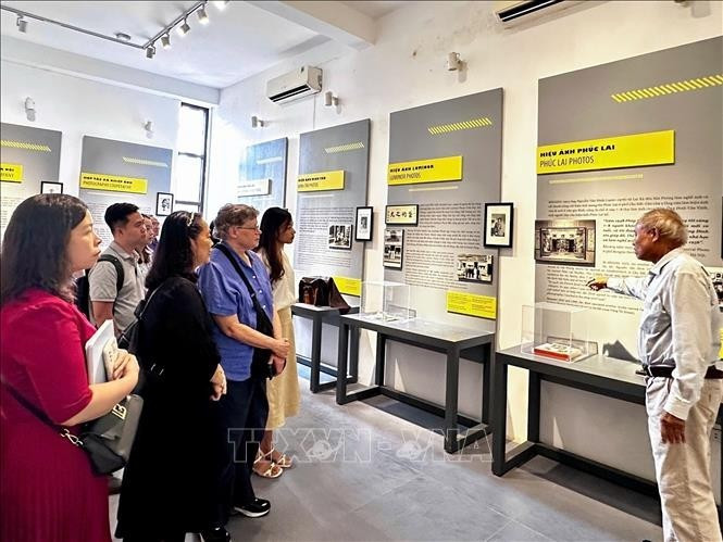 El grupo de trabajo visita el Museo de Fotografía de Lai Xa, en la comuna de Hoai Duc, en Hanói. (Foto: VNA)