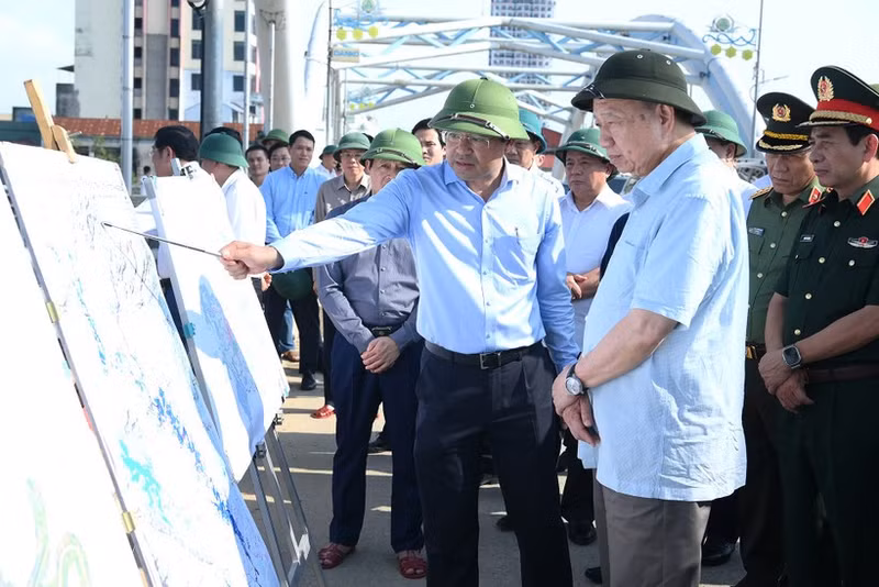 El secretario general del Partido Comunista de Vietnam, To Lam, escucha a un dirigente de Thai Nguyen informar la labor de superación de consecuencias del tifón Matmo y las inundaciones bajo su impacto. (Foto: Nhan Dan)