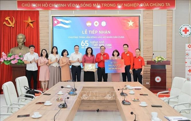 Representantes de la Agencia Vietnamita de Noticias entregan su donativo a la Cruz Roja de Vietnam. (Foto: VNA)