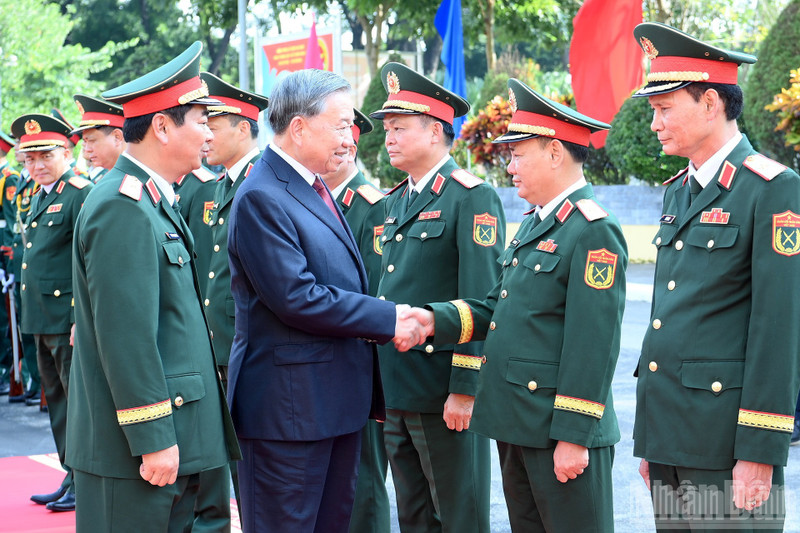 El secretario general del Partido Comunista de Vietnam, To Lam, y oficiales de las Fuerzas Armadas de la Región Militar 1. (Foto: Nhan Dan)