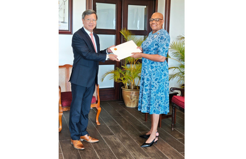 El embajador de Vietnam en Cuba, concurrente en San Cristóbal y Nieves, Le Quang Long, entrega sus cartas credenciales a la gobernadora general de ese último país, Dama Marcella Liburd. (Foto: VNA)