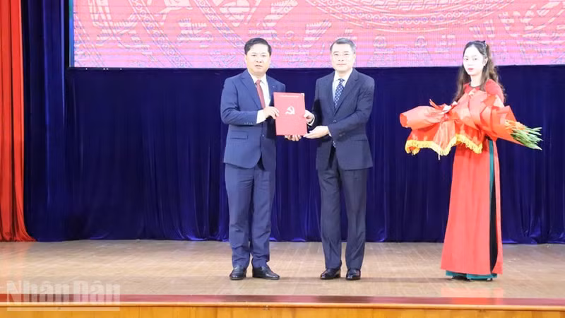 Luong Nguyen Minh Triet (izquierda) recibe la Decisión de nombramiento del Comité Central PCV, otorgada por Le Minh Hung, miembro del Secretariado del Comité Central del PCV y jefe de su Comisión de Organización. (Foto: Nhan Dan)