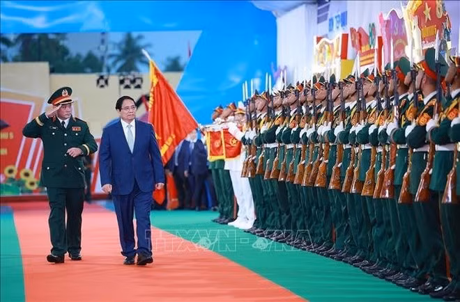 En el acto de bienvenida al primer ministro Pham Minh Chinh. (Foto: VNA)