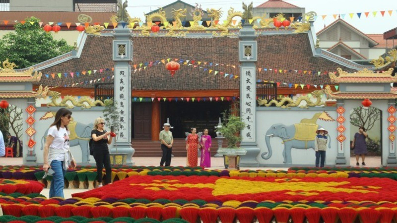 Visitantes a la aldea de inciensos de Quang Phu Cau, en Hanói. (Fotografía: Nhan Dan)