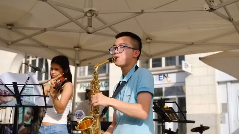 Un dúo de violín y saxofón integrado por los jóvenes de ascendencia vietnamita Isabella Mai Ly Gregoritch, proveniente de Austria, y Kevin Nguyen, de Francia. (Foto: Nhan Dan)
