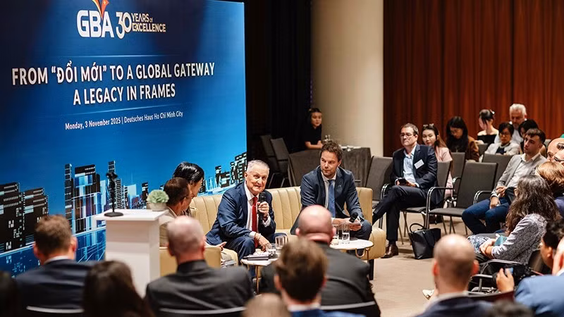 Escena del conversatorio. (Foto: Nhan Dan)