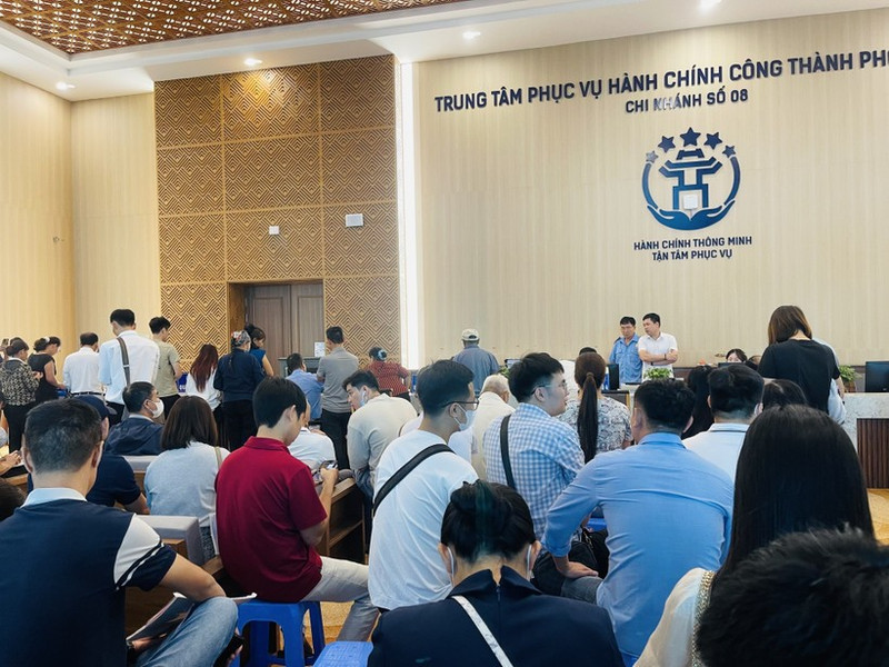 Ciudadanos esperan realizar procedimientos administrativos en la Sucursal No. 08 del Punto de Servicio de Administración Pública de la comuna de Dong Anh, en Hanói. (Foto: VNA)