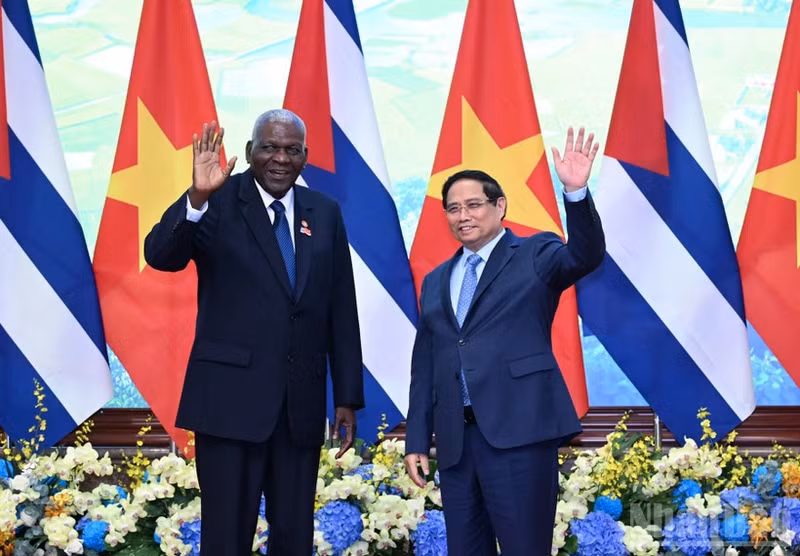 El primer ministro de Vietnam, Pham Minh Chinh (derecha), y el presidente de la Asamblea Nacional del Poder Popular y del Consejo de Estado de Cuba, Esteban Lazo Hernández. (Foto: Nhan Dan)