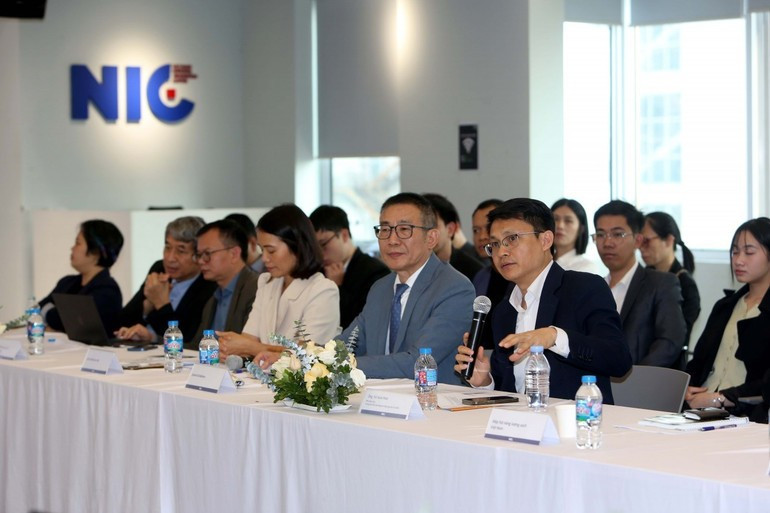 En el acto de lanzamiento de la exposición. (Foto: Nhan Dan)