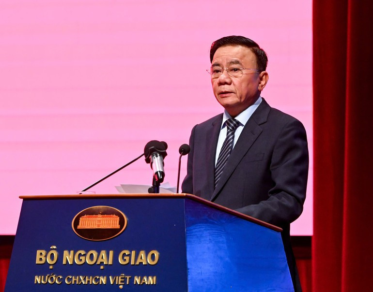 Tran Cam Tu, miembro del Buró Político y permanente del Secretariado del Comité Central del PCV, interviene en la cita. (Foto: Nhan Dan)