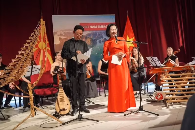La embajadora de Vietnam en Bulgaria concurrente en Macedonia del Norte, Nguyen Thi Minh Nguyet, da las palabras inaugurales del evento. (Foto: Embajada de Vietnam en Bulgaria)