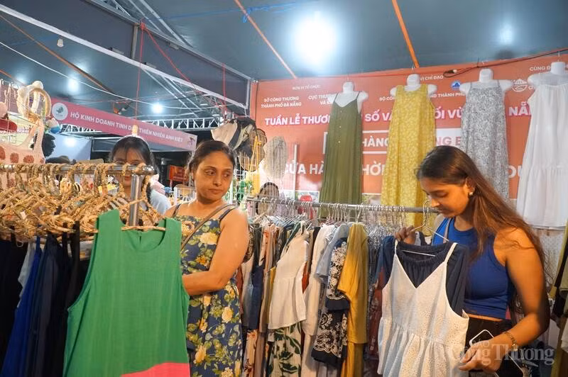 El puesto de productos artesanales de lana y prendas de vestir acapara la atención de muchas turistas extranjeras.