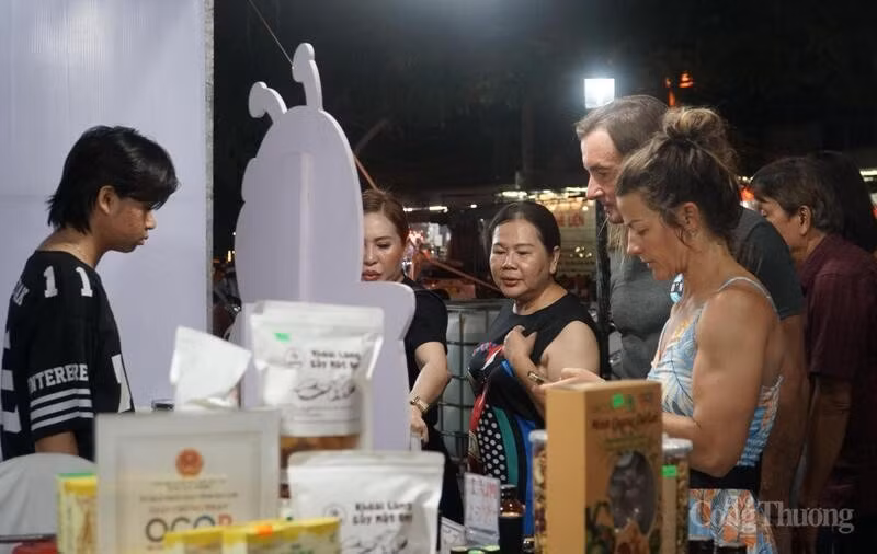 A los visitantes foráneos les encantan las ofertas agrícolas, como el café, las nueces de macadamia, los productos OCOP y los productos naturales, como el aceite esencial.