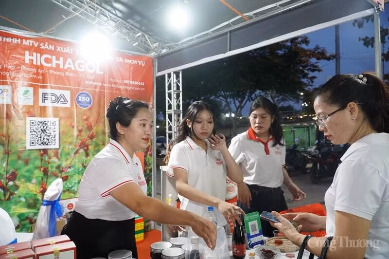 Según Nguyen Thi Thu Hien, ejecutiva de una compañía expositora, mercados como este han brindado a las pequeñas empresas, incluida la suya, el acceso directo a decenas de miles de consumidores, y la oportunidad de intercambiar experiencias con sus colegas y contactar directamente con los clientes. "Hemos encontrado a numerosos socios a través de estos programas de promoción comercial", comentó.