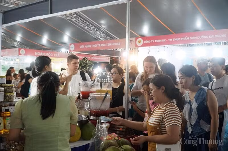 El mercado atrae a una nutrida cantidad de visitantes.