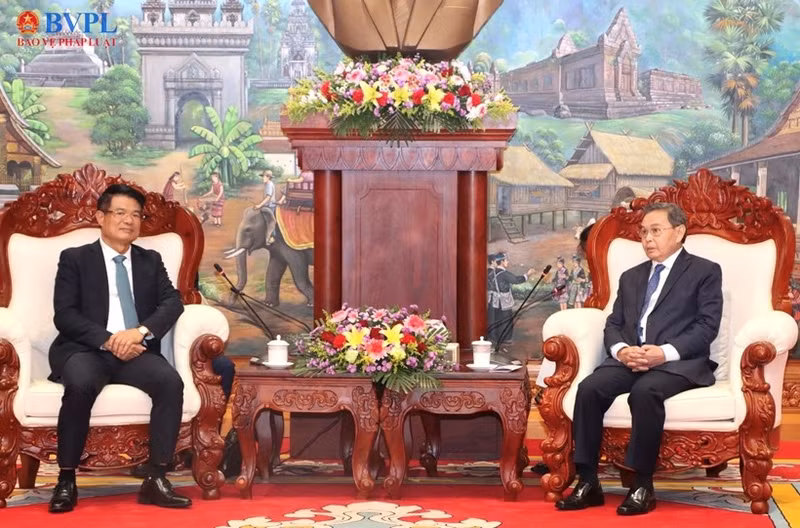 Vista de la reunión entre el fiscal general de Vietnam, Nguyen Huy Tien, y el titular de la Asamblea Nacional de Laos, Xaysomphone Phomvihane.