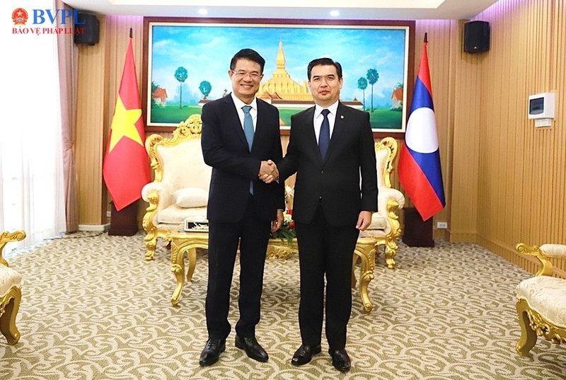 El presidente de la Fiscalía Popular Suprema de Vietnam, Nguyen Huy Tien, y su homólogo laosiano, Xaysana Khotphouthone. (Foto: baovephapluat.vn)