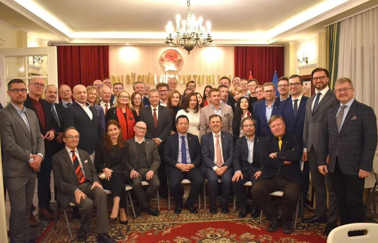 Los delegados al seminario posan para fotos. (Foto: Embajada de Vietnam en Polonia)