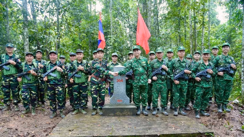 Efectivos de Nghe An y Houaphanh junto al mojón 364. (Foto: Nhan Dan)