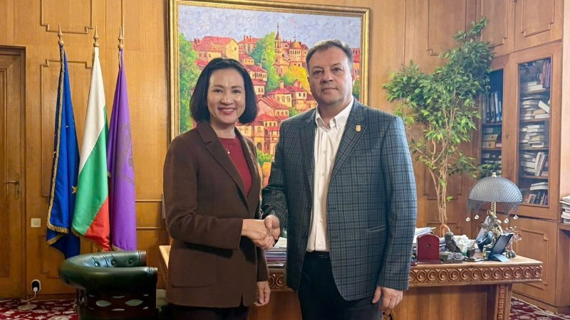 La embajadora de Vietnam en Bulgaria, Nguyen Thi Minh Nguyet, y el alcalde de Veliko Tárnovo, Daniel Panov. (Foto: Nhan Dan) 