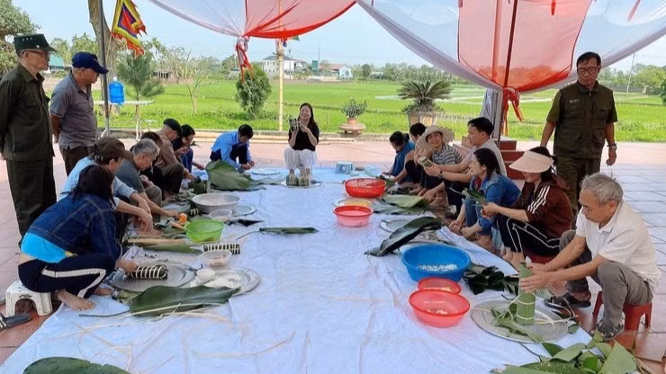 Vista del concurso de envoltura de “banh chung”.