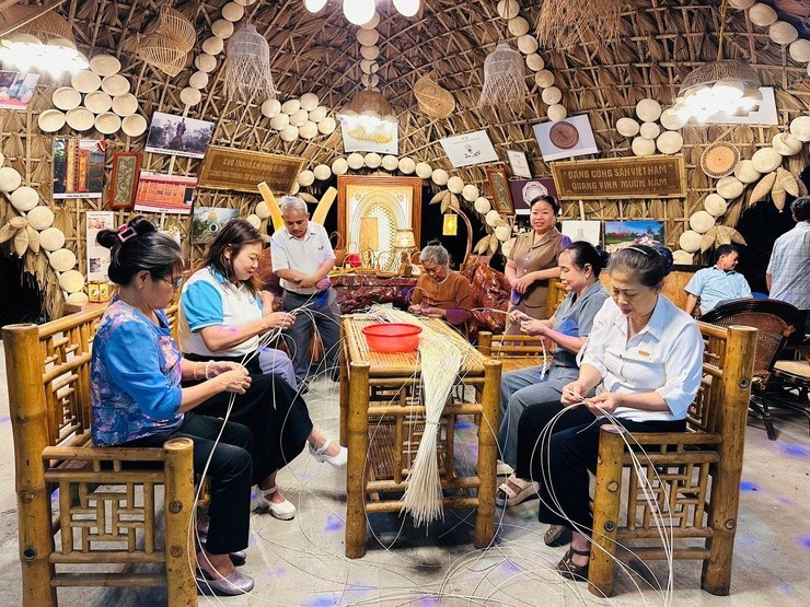 Artesanos locales tejen productos de ratán. (Foto: Nhan Dan)