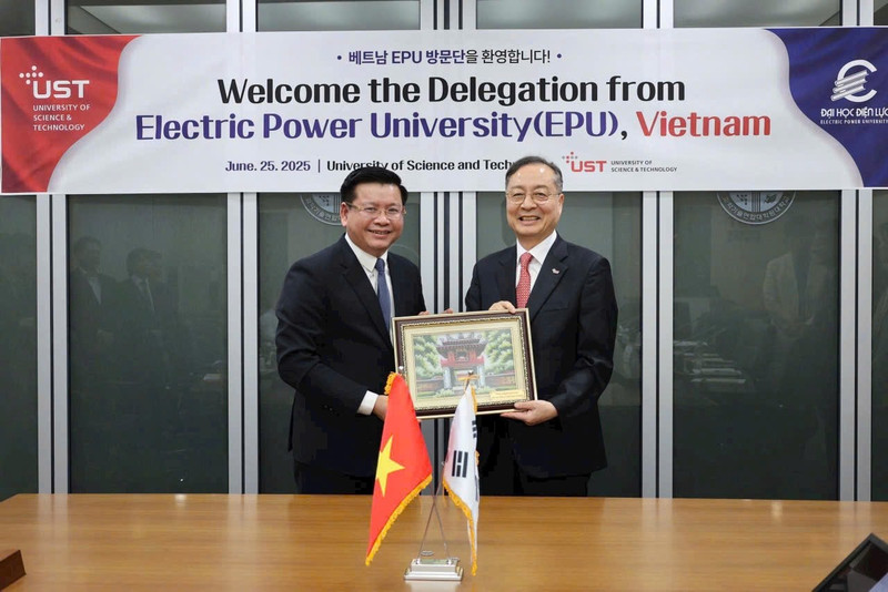 El rector de la EPU, Dinh Van Chau, y su par de la UST, Dae-Im Kang. (Fotografía: daibieunhandan.vn)
