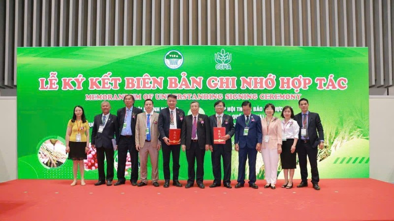 En un acto de firma de la cooperación Vietnam-China en desarrollo de variedades vegetales y materiales agrícolas. (Fotografía: Nhan Dan)