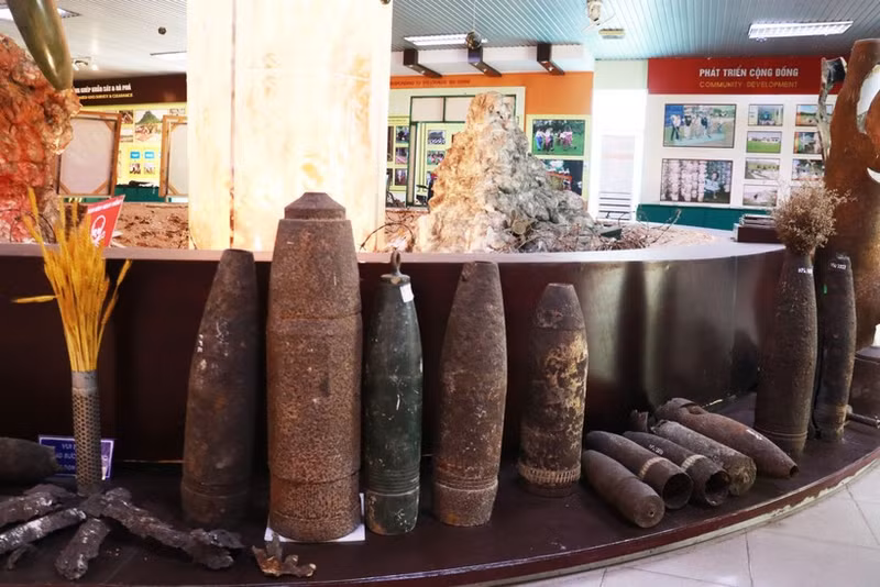 Un centro de exposiciones sobre actividades de desminado en el barrio de Nam Dong Ha, en la provincia de Quang Tri. (Foto: VNA)