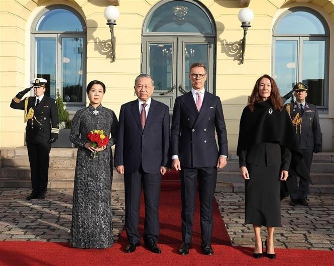 El presidente de Finlandia, Alexander Stubb, y su esposa presiden la ceremonia de bienvenida oficial al secretario general del Partido Comunista de Vietnam, To Lam, y su esposa, que se encuentran de visita oficial en el país nórdico. (Foto: VNA)