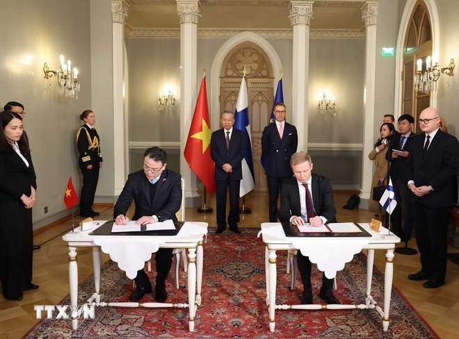 El secretario general del Partido Comunista de Vietnam, To Lam, y el presidente de Finlandia, Alexander Stubb, presencian la ceremonia de firma de documentos de cooperación. (Foto: VNA)