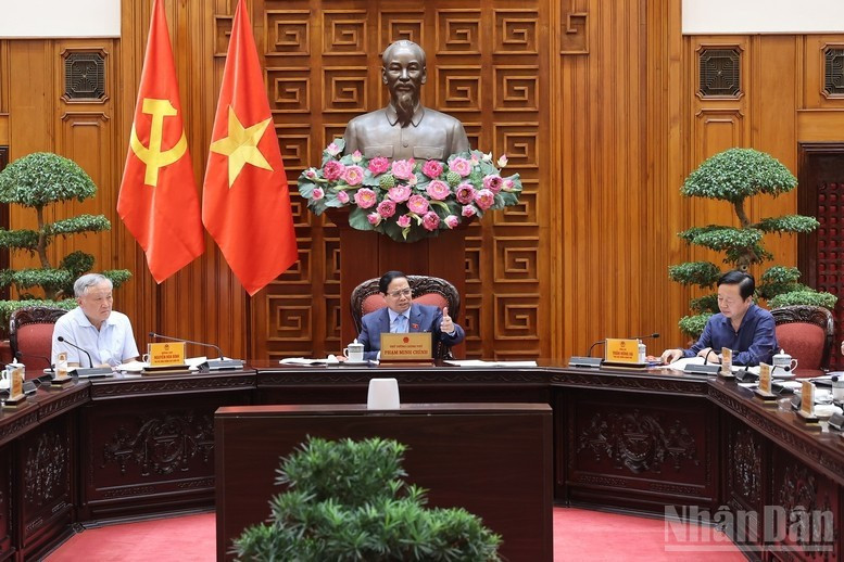 El primer ministro de Vietnam, Pham Minh Chinh, preside la reunión. (Foto: Nhan Dan)