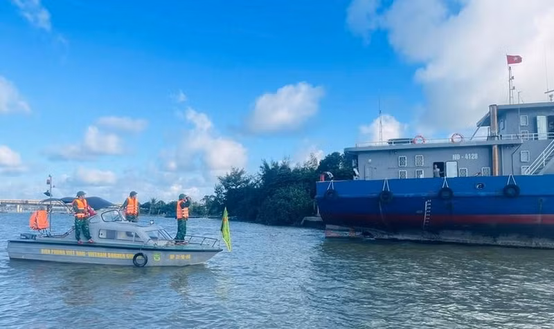Las autoridades piden a los barcos que atraquen en tierra para refugiarse de la tormenta Fengshen. (Foto: VNA)