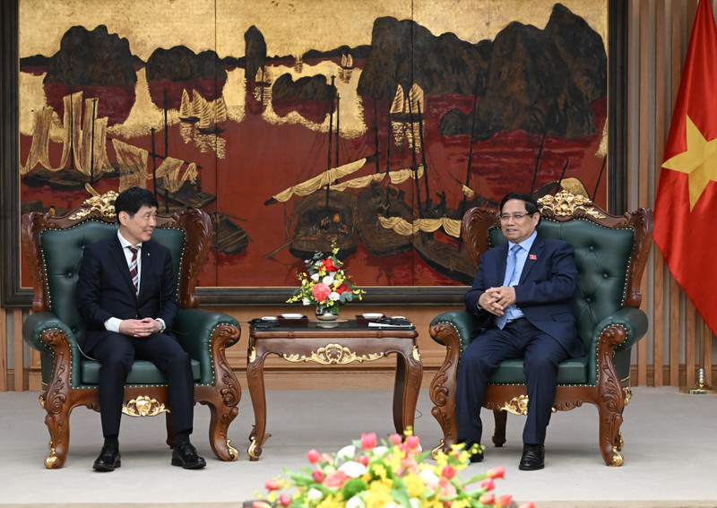 Escena de la reunión entre el primer ministro de Vietnam, Pham Minh Chinh, y el gobernador de la prefectura japonesa de Gunma, Yamamoto Ichita. (Foto: Nhan Dan)