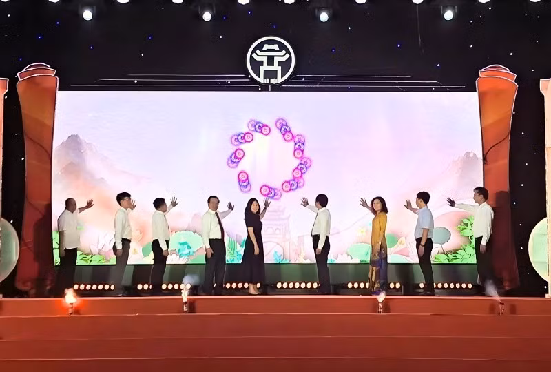 En el acto de presentación de los tres productos. (Foto: tienphong.vn)