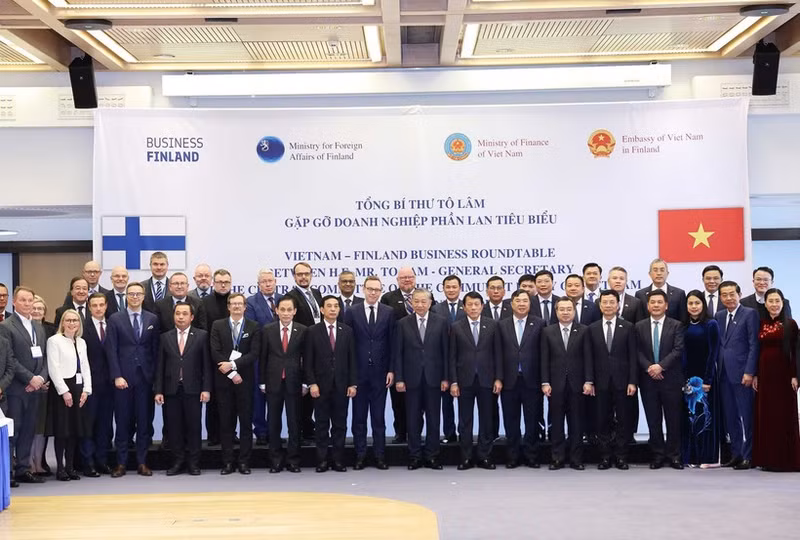 El secretario general del Partido Comunista de Vietnam, To Lam, posa junto con delegados a la cita. (Foto: VNA)