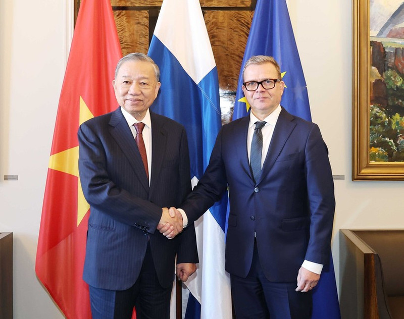 El secretario general del Partido Comunista de Vietnam, To Lam (izquierda), y el primer ministro de Finlandia, Petteri Orpo. (Foto: VNA)
