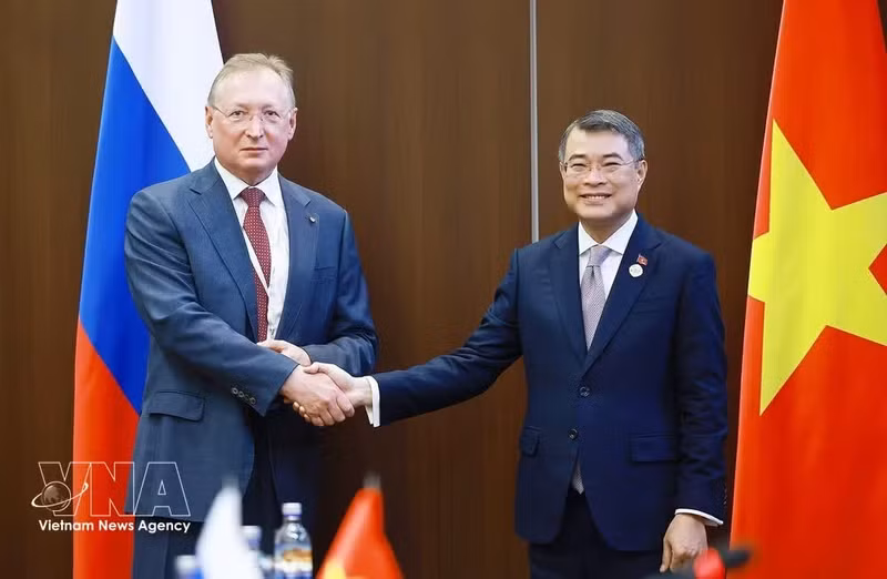 El primer ministro de Vietnam, Le Minh Hung, recibe a Sergey Kudryashov, director general del Grupo Zarubezhneft. (Foto: VNA)