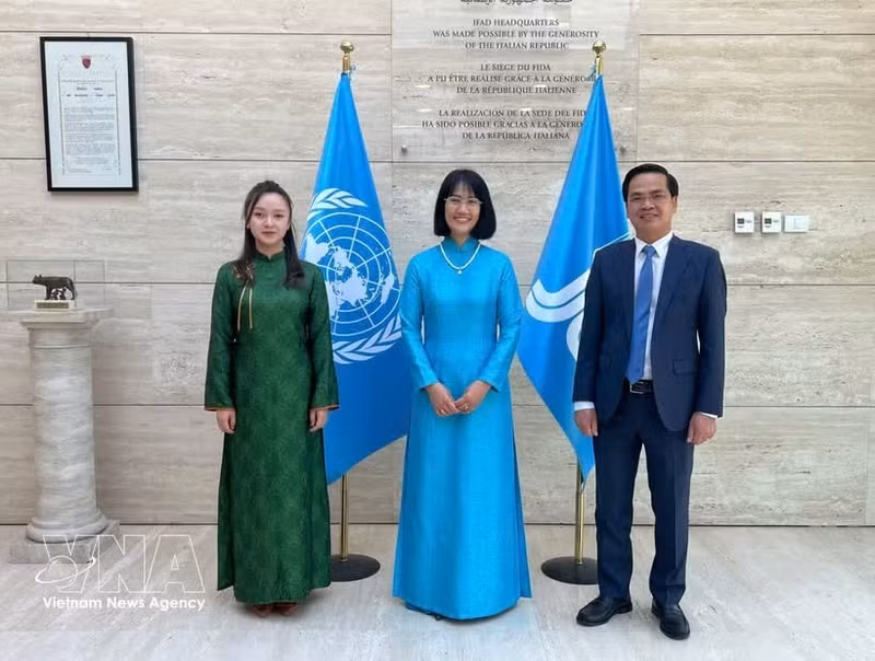La embajadora de Vietnam en Italia, Nguyen Phuong Anh (centro), asume el cargo de representante permanente de Hanói ante el IFAD. (Foto: VNA)