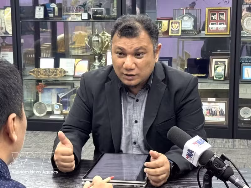 El doctor y profesor asociado Saaidal Razalli Bin Azzuhri, vicedecano de la Facultad de Ciencias de la Computación y Tecnologías de la Información de la Universidad de Malaya, en la entrevista con la Agencia Vietnamita de Noticias. (Foto: VNA)