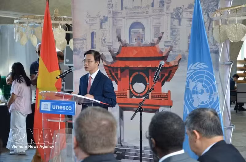 El viceministro de Relaciones Exteriores y presidente de la Comisión Nacional de la Unesco en Vietnam, Ngo Le Van, interviene en la cita. (Foto: VNA)